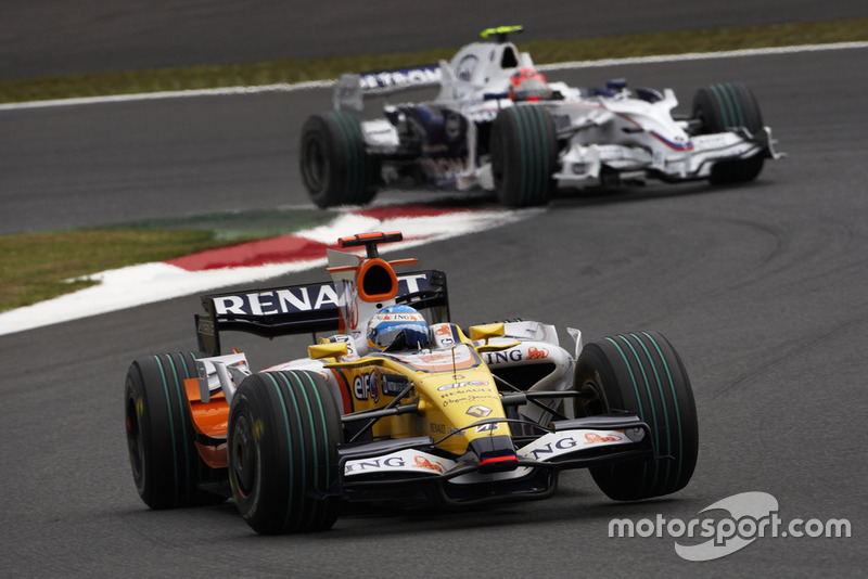 Fernando Alonso, Renault R28 precede Robert Kubica, BMW Sauber F1.08