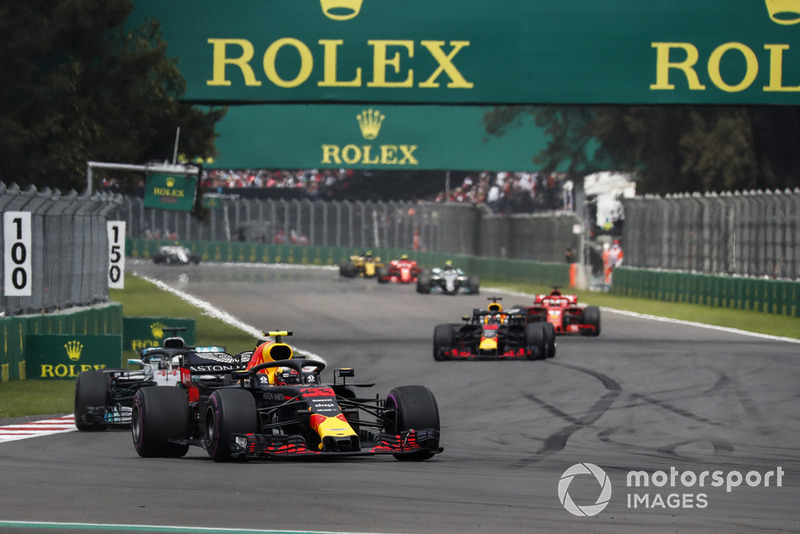 Max Verstappen, Red Bull Racing RB14 y Lewis Hamilton, Mercedes AMG F1 W09 EQ Power+