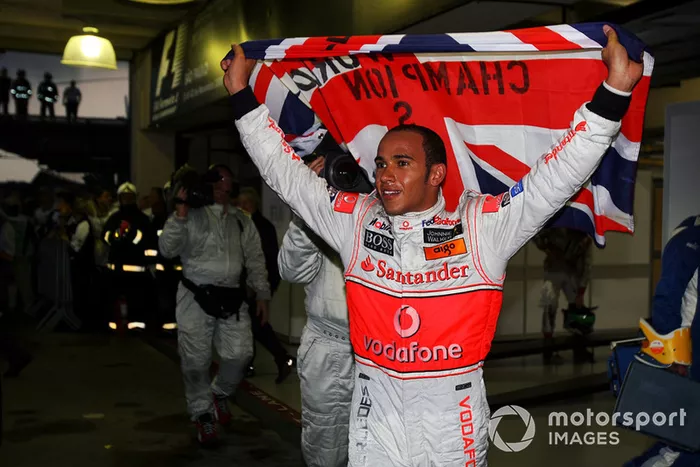 En 2008, en un final dramático con Massa, se coronó campeón. A pesar del título, todavía se le consideraba un piloto 
