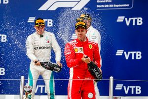 Tweede plaats Valtteri Bottas, Mercedes AMG F1, winnaar Lewis Hamilton, Mercedes AMG F1, derde plaats Sebastian Vettel, Ferrari, op het podium