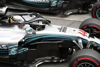 Lewis Hamilton, Mercedes AMG F1, festeggia la pole position.
