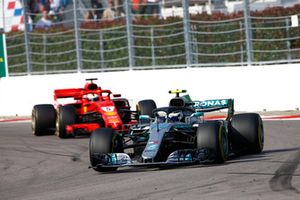 Valtteri Bottas, Mercedes AMG F1 W09 y Sebastian Vettel, Ferrari SF71H