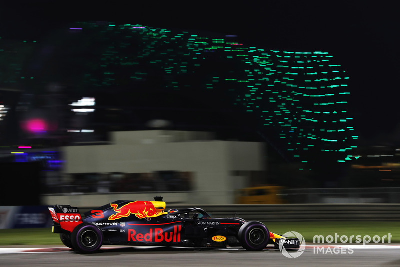 Для Риккардо эта гонка тоже стала последней за Red Bull. В эфир поздравить Даниэля вышел руководитель команды Кристиан Хорнер