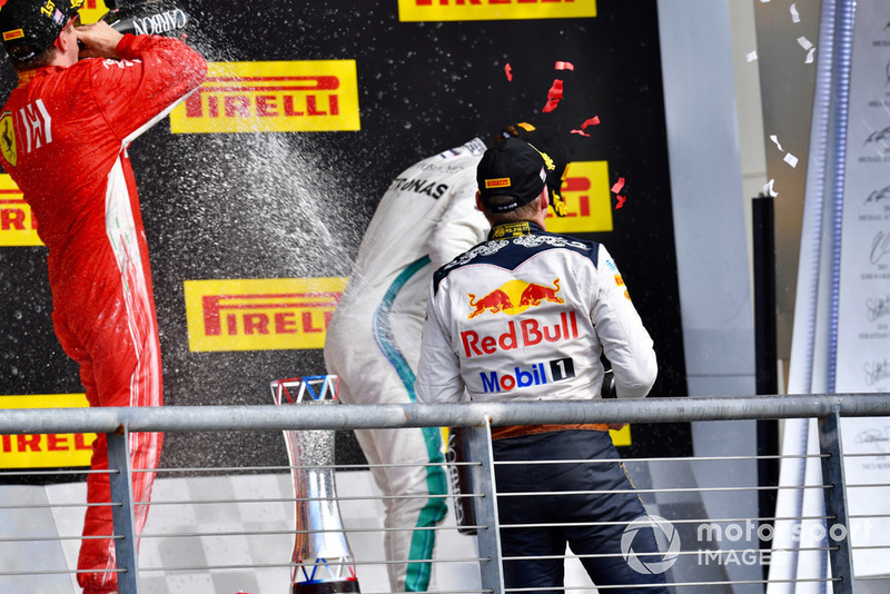 Podyum: Carlo Santi, Ferrari Yarış Mühendisi, 2.Max Verstappen, Red Bull Racing, Yarış galibi Kimi Raikkonen, Ferrari, 3. Lewis Hamilton, Mercedes AMG F1
