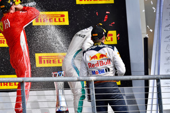 (L naar R): Kimi Raikkonen, Ferrari, Lewis Hamilton, Mercedes AMG F1 en Max Verstappen, Red Bull Racing op het podium