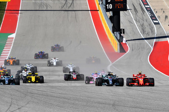 Lewis Hamilton, Mercedes-AMG F1 W09 ve Kimi Raikkonen, Ferrari SF71H pozisyon mücadelesi