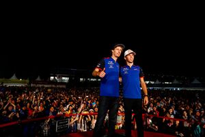 Pierre Gasly, Toro Rosso, et Brendon Hartley, Toro Rosso, avec des fans