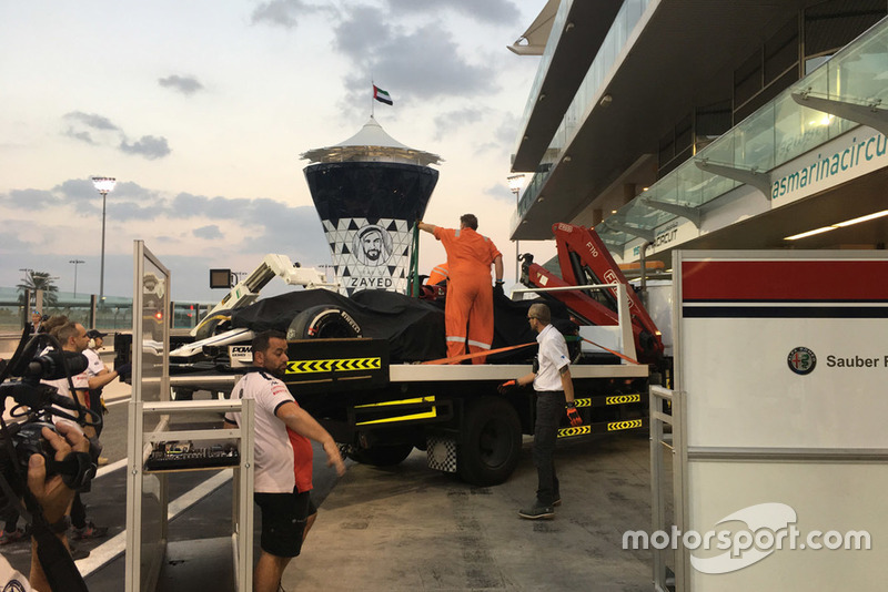 La Sauber C37 di Kimi Raikkonen, viene riportata in pitlane con un camion