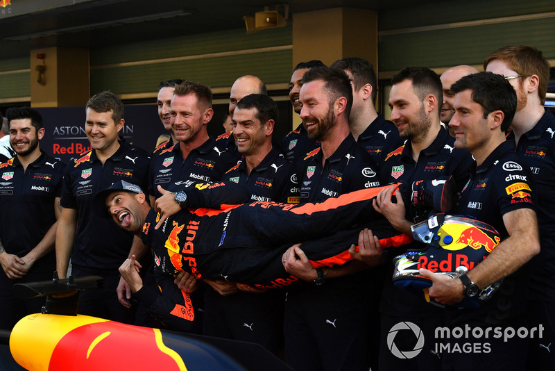 Daniel Ricciardo, Red Bull Racing and mechanics at the team photo
