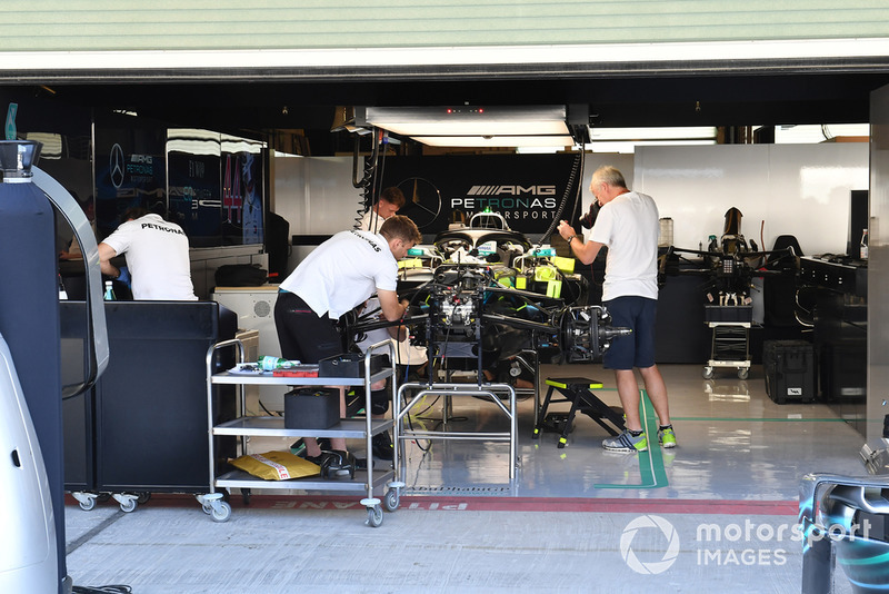Mercedes-AMG F1 W09, nel garage