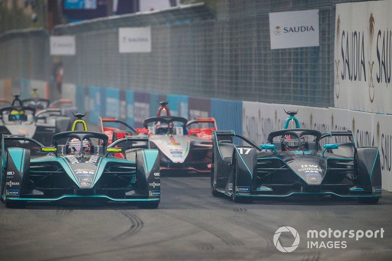 Mitch Evans, Panasonic Jaguar Racing, Jaguar I-Type 3 accanto a Gary Paffett, HWA Racelab, VFE-05