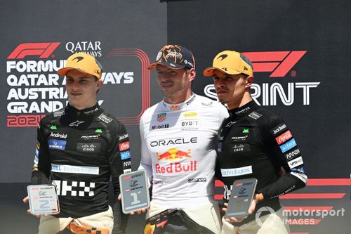 O vencedor do Sprint, Max Verstappen, da Red Bull Racing, segura o seu troféu entre Oscar Piastri, da McLaren F1 Team, e Lando Norris, da McLaren F1 Team 