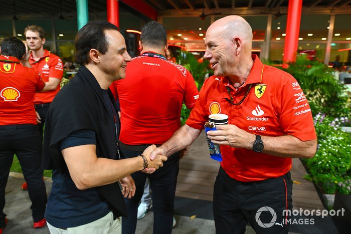 Felipe Massa y Jock Clear, Senior Performance Engineer, Scuderia Ferrari, en el Paddock 