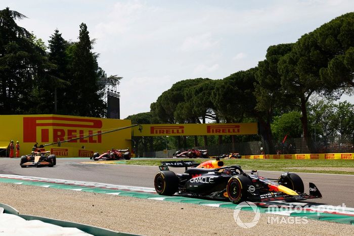 Max Verstappen, Red Bull Racing RB20, Lando Norris, McLaren MCL38, Charles Leclerc, Ferrari SF-24