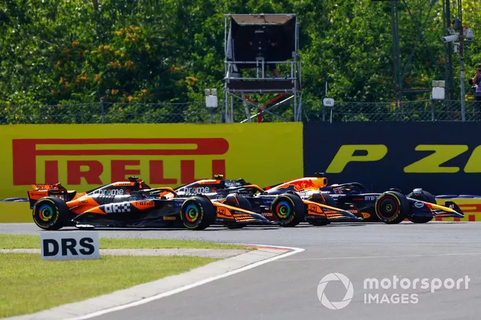 Max Verstappen, Red Bull Racing RB20, Lando Norris, McLaren MCL38, Oscar Piastri, McLaren MCL38, en la vuelta inicial.