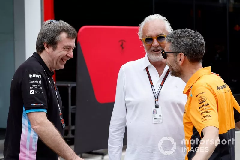Bruno Famin, directeur d'équipe, Alpine F1 Team, Flavio Briatore, conseiller exécutif, Alpine F1 et Andrea Stella, directeur d'équipe, McLaren F1 Team