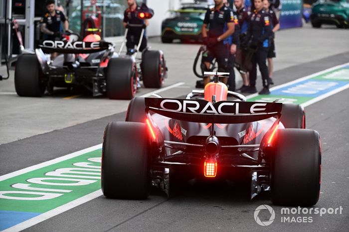 Sergio Pérez, Red Bull Racing RB20, Max Verstappen, Red Bull Racing RB20, en boxes durante la clasificación.