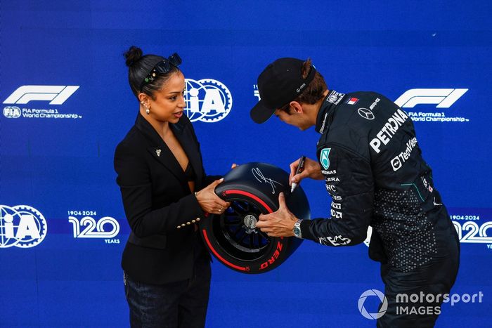 George Russell, del equipo Mercedes-AMG F1, recibe su premio Pirelli Pole Position de manos de la actriz Liza Koshy.