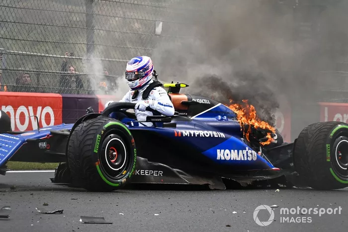 Logan Sargeant, Williams FW46, salta de su coche tras un accidente