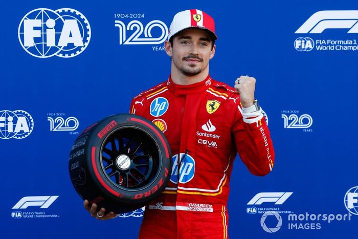 El hombre de la pole, Charles Leclerc, Scuderia Ferrari, con su premio Pirelli Pole Position.
