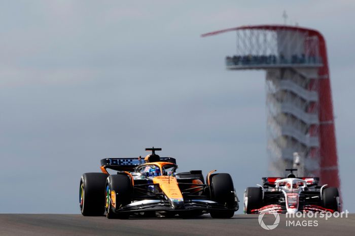 Oscar Piastri, McLaren MCL38, Kevin Magnussen, Haas VF-24