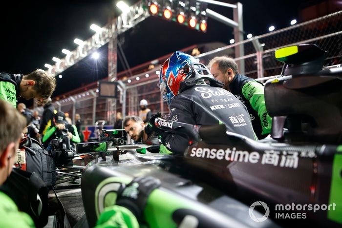 Zhou Guanyu, Stake F1 Team KICK Sauber, baja al coche