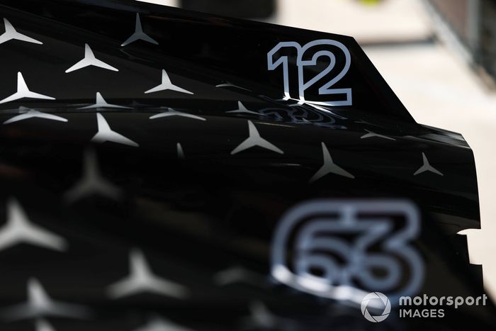 Números de carrera en la carrocería del Mercedes AMG Petronas F1 Team W16