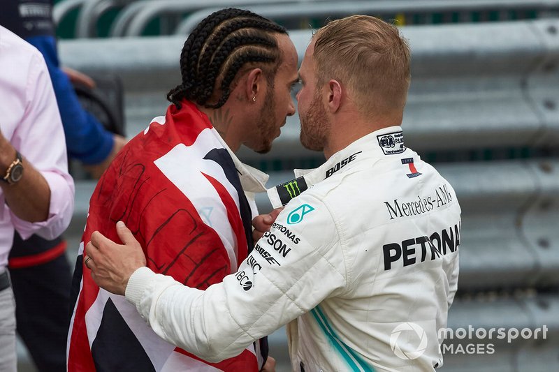 Valtteri Bottas, Mercedes AMG F1, 2e plaats, feliciteert Lewis Hamilton, Mercedes AMG F1, 1e plaats, in Parc Ferme