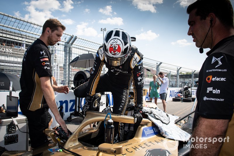 Andre Lotterer, DS TECHEETAH climbs into his DS E-Tense FE19 on the grid