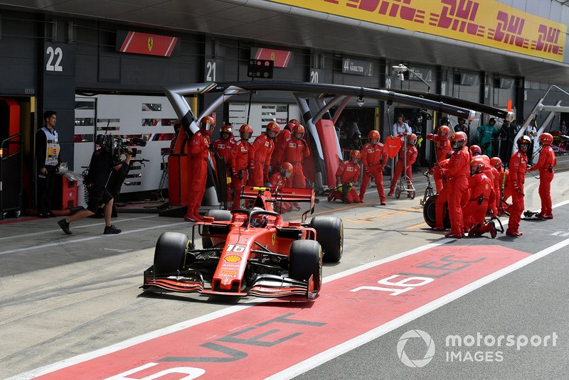 Charles Leclerc, Ferrari SF90, lascia il suo pit box dopo una fermata