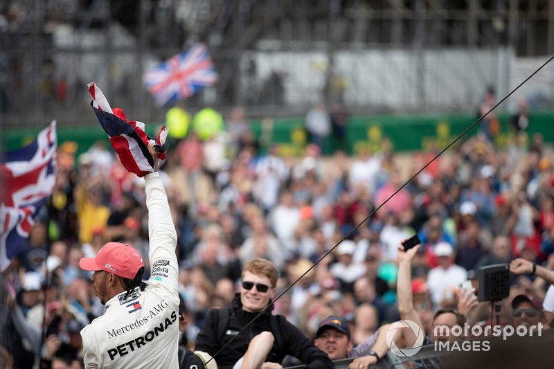 Il vincitore della gara Lewis Hamilton, Mercedes AMG F1, festeggia con i tifosi
