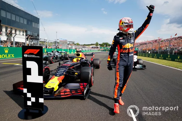 Ganador de la pole  Max Verstappen, Red Bull Racing celebra en Parc Ferme 