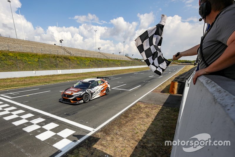 Il vincitore della gara Daniel Lloyd, Brutal Fish Racing Team Honda Civic Type R