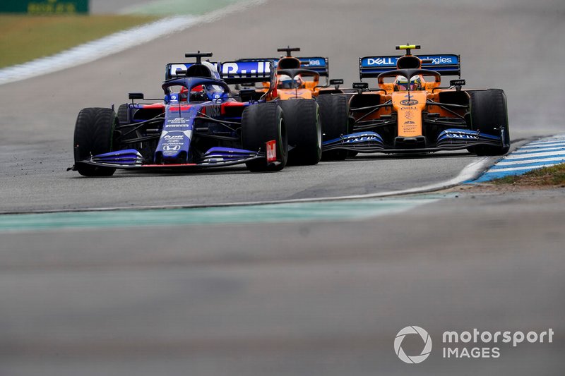 Daniil Kvyat, Toro Rosso STR14, lidera Lando Norris, McLaren MCL34, y Carlos Sainz Jr, McLaren MCL34