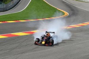 Max Verstappen, Red Bull Racing RB15, lanza fuera de la pista debido a los daños causados en una colisión con Kimi Raikkonen, Alfa Romeo Racing C38