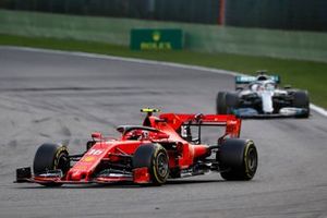 Charles Leclerc, Ferrari SF90, precede Lewis Hamilton, Mercedes AMG F1 W10