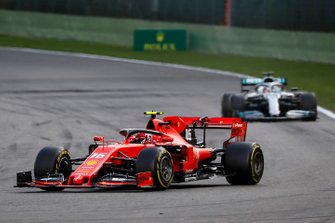 Charles Leclerc, Ferrari SF90, precede Lewis Hamilton, Mercedes AMG F1 W10