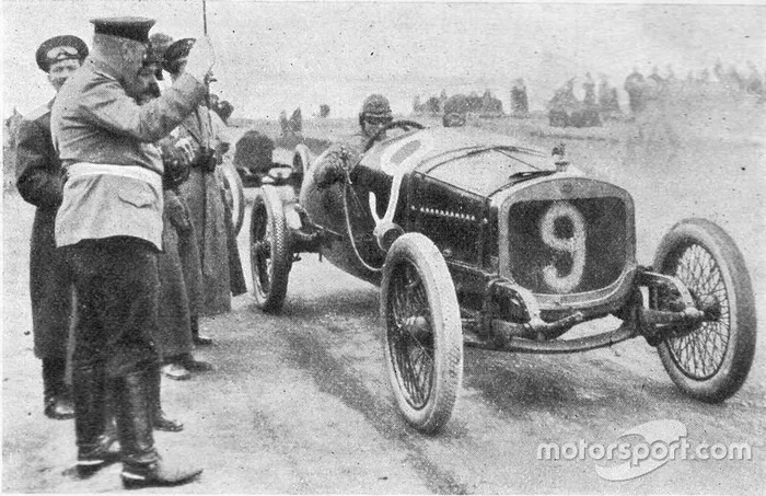 GP da Rússia de 1913 - Segundo colocado Ivan Ivanov - carro: Russo-Baltique C24/58 4 cilindros