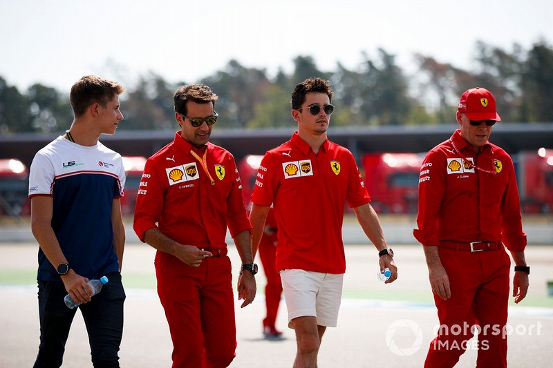 Charles Leclerc, Ferrari fait un trackwalk avec son frère Arthur et ses mécaniciens