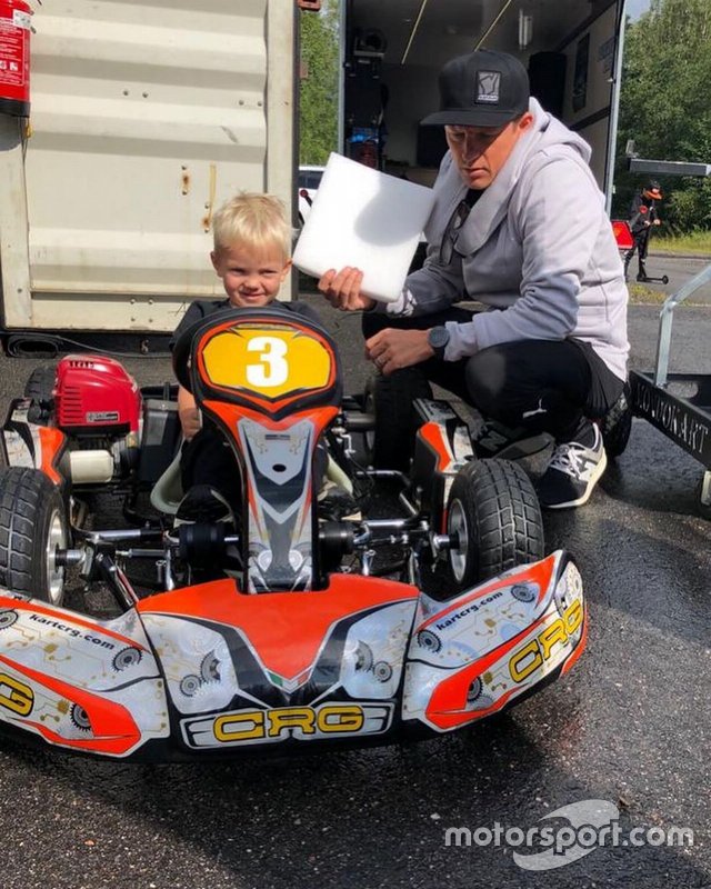 Kimi Raikkonen, oğlu Robin'e karting yaptırıyor