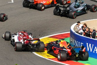 Charles Leclerc, Ferrari SF90, precede Sebastian Vettel, Ferrari SF90, Lewis Hamilton, Mercedes AMG F1 W10 e Valtteri Bottas, Mercedes AMG W10. Dietro, Max Verstappen, Red Bull Racing RB15 fa un contatto con Kimi Raikkonen, Alfa Romeo Racing C38