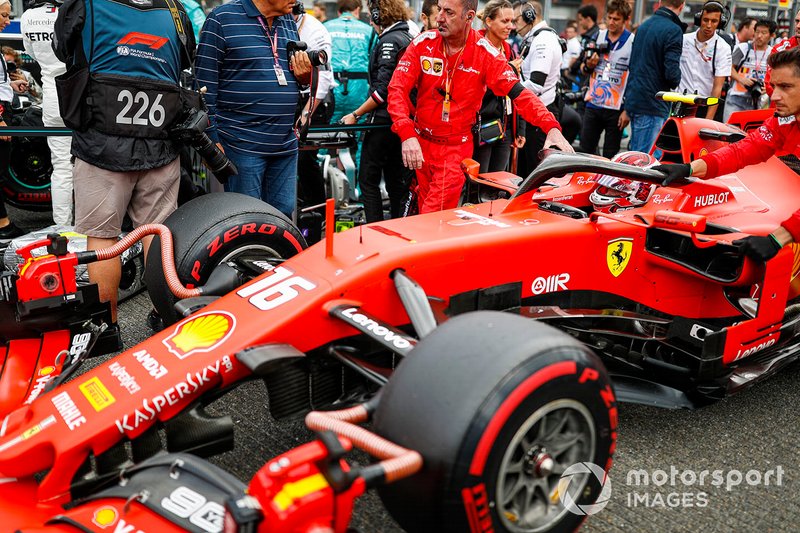 Charles Leclerc, Ferrari SF90, arriva sulla griglia