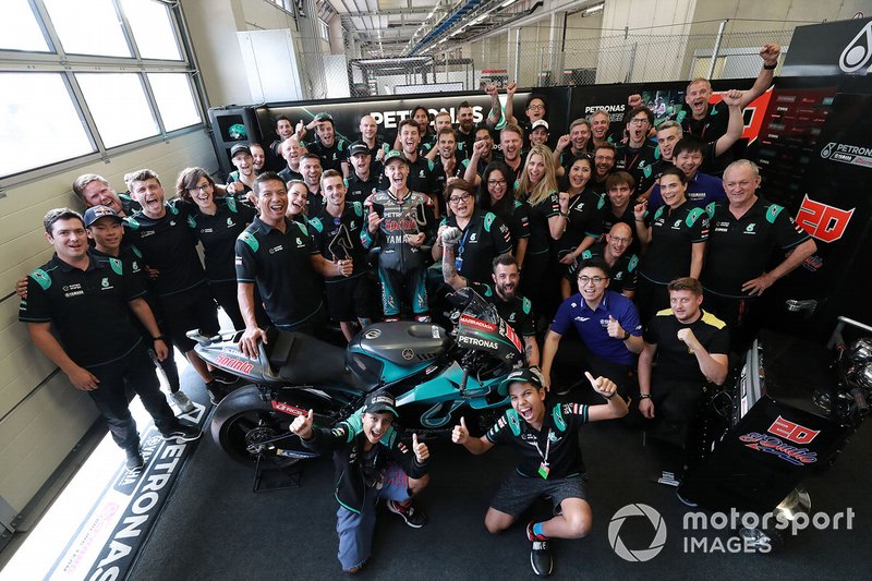 Il terzo classificato Fabio Quartararo, Petronas Yamaha SRT, festeggia con il suo team