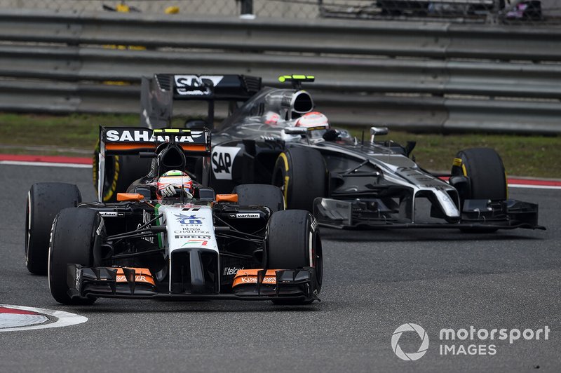 Sergio Perez, Force India VJM07 ve Kevin Magnussen, McLaren MP4-29