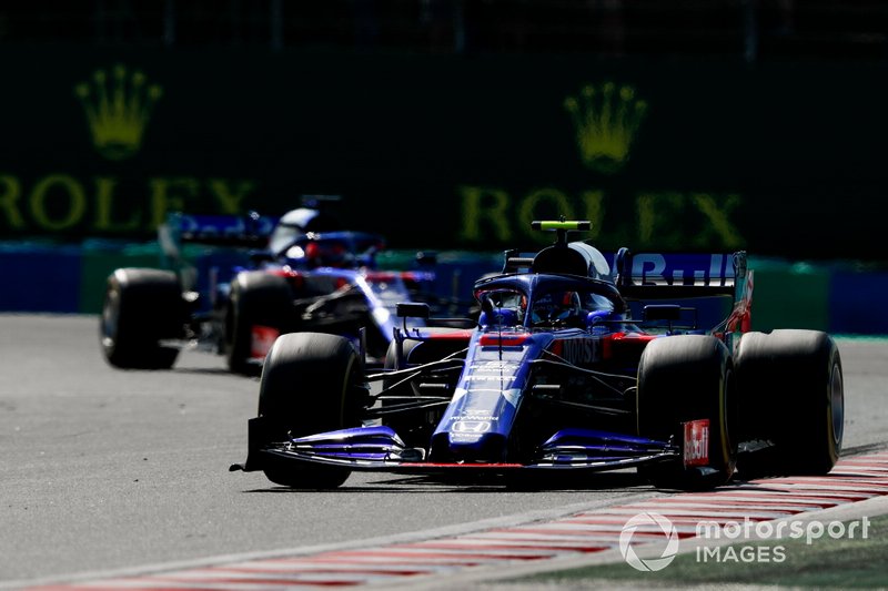Alexander Albon, Toro Rosso STR14, precede Daniil Kvyat, Toro Rosso STR14