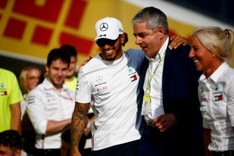 Il primo classificato Lewis Hamilton, Mercedes AMG F1, festeggia con la sua trainer Angela Cullen, l'attore Rowan Atkinson, e il team Mercedes
