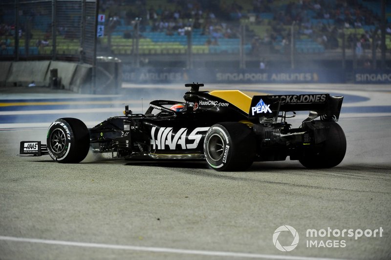 Romain Grosjean, Haas F1 Team VF-19, suffers a spin