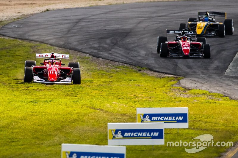 Rubens Barrichello passa pela grama