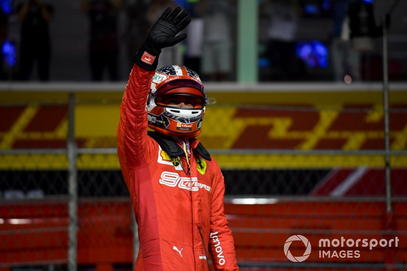 Ganador de la pole Charles Leclerc, Ferrari, celebra
