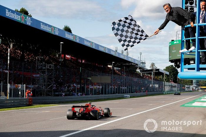 Il vincitore della gara Charles Leclerc, Ferrari SF90 taglia il traguardo mentre Jean Alesi sventola la bandiera a scacchi